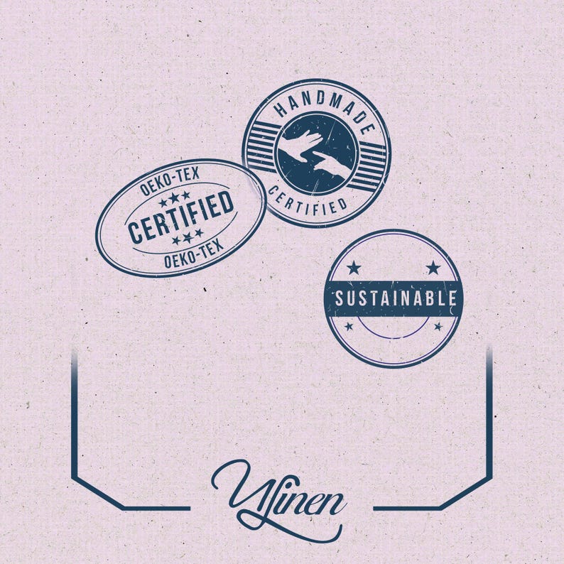 Op de afbeelding: Lichtroze achtergrond met drie marineblauwe stempels. De stempels tonen de tekst "OEKO-TEX CERTIFIED", "HANDMADE CERTIFIED" en "SUSTAINABLE". Het woord "Ylinen" staat onderaan in cursief.
