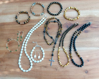 Conjuntos personalizados de collares y pulseras.