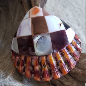 Vintage Inlaid Santo Domingo Spiny Oyster Shell Pendant