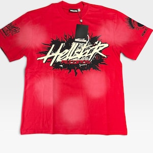 Könnte beinhalten: Ein leuchtend rotes Kurzarm-T-Shirt mit einer großen schwarzen und cremefarbenen Grafik auf der Brust mit dem Schriftzug Hellstar Records. Das Design enthält flammenartige Akzente und ein schwarzes Markenetikett am Kragen. Weitere grafische Details befinden sich auf den Ärmeln.