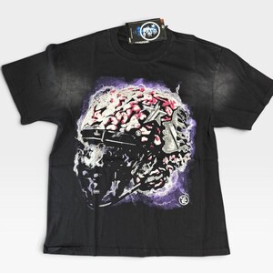Könnte beinhalten: Ein schwarzes Kurzarm-T-Shirt mit einem Grafikdruck eines Football-Helms, der mit einer gehirnartigen Textur bedeckt ist, umgeben von violetten Blitzeffekten und einem silbernen Stern. Am Halsausschnitt befindet sich ein schwarzes Etikett.