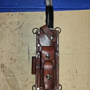 Ultimate Buck 120 Läderfodral för Bushcraft | Överlevnadskit | Bärning på sidan av bärselen | Handgjord i USA