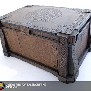 以下が含まれることがあります： 精巧な彫刻が施された、濃い茶色の木製チェスト。 蓋には中央に円形のデザインがあり、側面には詳細なコーナーとエッジのパターンがあります。 下部には「DIGITAL FILE FOR LASER CUTTING」の文字が見えます。