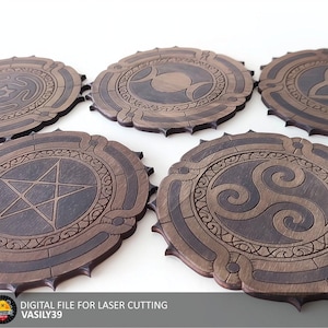 Puede incluir: Cinco posavasos de madera con intrincados diseños cortados con láser. Cada posavasos presenta un símbolo diferente, incluyendo un pentagrama, un triskel y una luna y estrellas.