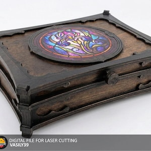 Könnte beinhalten: Dunkelbraune Holzbox mit Buntglasdeckel. Die Box hat schwarze Verzierungen und einen dekorativen Verschluss. Das Buntglasdesign zeigt violette, blaue und gelbe Blumenmuster. Die Box ist eine digitale Datei zum Laserschneiden.