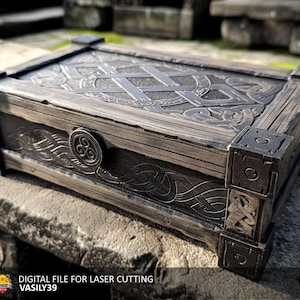 Puede incluir: Una caja de madera con intrincados tallados y un diseño de nudo celta. La caja es de color marrón oscuro y tiene un cierre de metal.