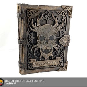 Könnte beinhalten: Ein hölzernes Buch mit aufwendigen Schnitzereien, das ein Totenkopf-Design auf dem Einband zeigt. Das Buch ist braun mit dunklen Akzenten und dem Titel "Eternal Echoes of the Soul". Es hat einen Verschluss und detaillierte Kanten.
