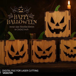 Pode incluir: Caixas de abóbora de Halloween de madeira com rostos esculpidos e caules verdes. As caixas têm 5x5x5 cm e apresentam o texto "HAPPY HALLOWEEN". Um arquivo digital para corte a laser está disponível.