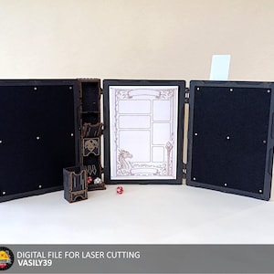 Könnte beinhalten: Ein schwarzer, dreiteiliger Tischspielbildschirm mit einem zentralen Panel mit einem Charakterblatt-Design. Der Bildschirm hat einen eingebauten Würfelturm und Aufbewahrungsfächer. Das Bild enthält auch Würfel und eine kleine Würfelschale.