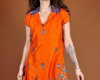Feloranje en blauwe tuniekjurk met korte mouwen en kralen, versierd met kralen en kraag