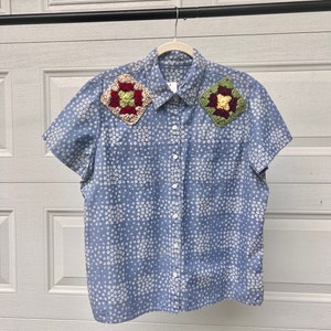 Chemise vintage retravaillée à imprimé floral avec patchs au crochet - Taille L