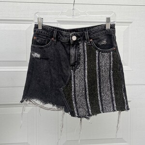 Jupe coupée en denim usé noir/gris délavé retravaillée avec patchwork à rayures Baja - Taille S/28&quot;