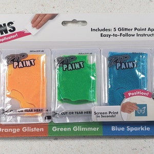 Puede incluir: Un paquete de cinco aplicadores de pintura de purpurina, cada uno en una bolsa separada. Los colores son rosa, naranja, verde, azul y morado. El paquete incluye instrucciones de uso. El texto en el paquete dice "Zip Screens All-in-One Paint & Applicator!" y "¡Nuevo! ¡Purpurina 5 Pack!"