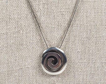 Collier avec pendentif circulaire tourbillonnant en métal argenté Brighton de 17 po.