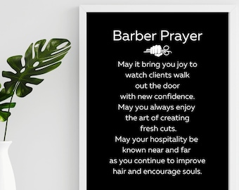 Puede incluir: Impresión en blanco y negro enmarcada con el texto "Barber Prayer". La impresión incluye un gráfico de la mano de un barbero y unas tijeras. La oración es un mensaje de alegría, confianza y hospitalidad para los barberos.