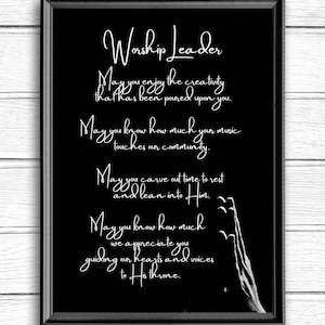 Puede incluir: Una impresi&oacute;n en blanco y negro enmarcada con las palabras "Worship Leader" en una elegante escritura. El texto incluye una oraci&oacute;n por la creatividad, la m&uacute;sica, el descanso y el aprecio. Una silueta de manos rezando est&aacute; en la esquina inferior derecha.