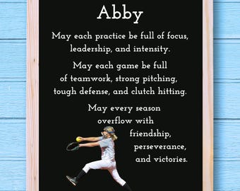 Puede incluir: Cita inspiradora en blanco y negro para una jugadora de softbol llamada Abby. La cita dice: "Que cada práctica esté llena de enfoque, liderazgo e intensidad. Que cada juego esté lleno de trabajo en equipo, pitcheo fuerte, defensa dura y bateo de clutch. Que cada temporada rebalse de amistad, perseverancia y victorias."