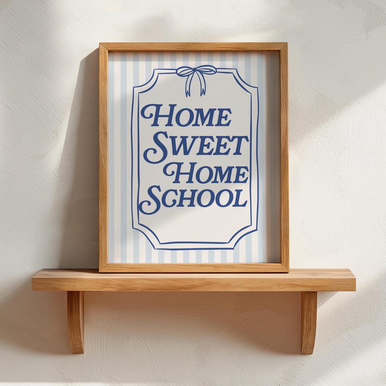 Pode incluir: Uma impress&atilde;o emoldurada com as palavras "HOME SWEET HOME SCHOOL" em azul. O fundo tem listras verticais azuis e brancas. A moldura &eacute; de cor castanho claro e a impress&atilde;o &eacute; exibida em uma prateleira de madeira.