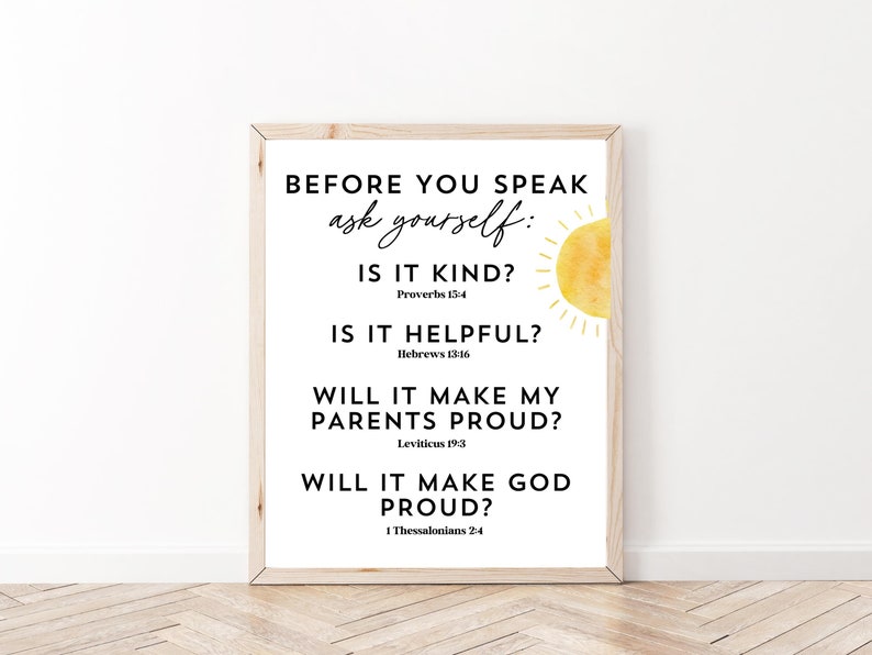 Op de afbeelding: Een printbaar wanddecor ontwerp met een gele zon afbeelding en de tekst "VOORDAT JE SPREEKT, vraag jezelf: IS HET AARDIG? Spreuken 15:4 IS HET NUTTIG? Hebree&euml;n 13:16 ZAL HET MIJN OUDERS TROTS MAKEN? Leviticus 19:3 ZAL HET GOD TROTS MAKEN? 1 Thessalonicenzen 2:4"