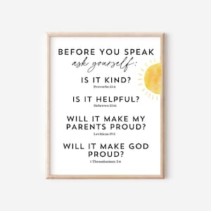 Op de afbeelding: Een printbaar wanddecor ontwerp met een gele zon afbeelding en de tekst "VOORDAT JE SPREEKT, vraag jezelf: IS HET AARDIG? Spreuken 15:4 IS HET NUTTIG? Hebree&euml;n 13:16 ZAL HET MIJN OUDERS TROTS MAKEN? Leviticus 19:3 ZAL HET GOD TROTS MAKEN? 1 Thessalonicenzen 2:4"