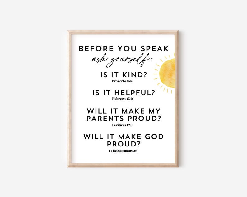 Op de afbeelding: Een printbaar wanddecor ontwerp met een gele zon afbeelding en de tekst "VOORDAT JE SPREEKT, vraag jezelf: IS HET AARDIG? Spreuken 15:4 IS HET NUTTIG? Hebree&euml;n 13:16 ZAL HET MIJN OUDERS TROTS MAKEN? Leviticus 19:3 ZAL HET GOD TROTS MAKEN? 1 Thessalonicenzen 2:4"