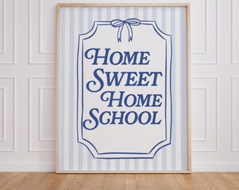 Puede incluir: Un estampado enmarcado con las palabras "Home Sweet Home School" en azul marino. El fondo presenta rayas verticales de color azul claro. El marco es de color madera clara y el estampado se exhibe sobre un suelo de madera.