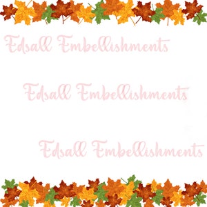 Könnte beinhalten: Ein weißer Hintergrund mit drei Zeilen Text, die "Edsall Embellishments" in rosa kursiver Schrift lesen. Der obere und untere Rand des Bildes ist mit einer Reihe von Herbstblättern in Grün-, Gelb-, Orange- und Rottönen eingefasst.