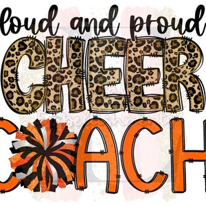 Op de afbeelding: Oranje en zwarte cheerleading pompom met de tekst "loud and proud cheer coach" in bruin en gouden luipaardprint.