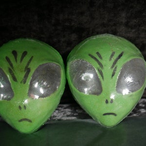 Posh Bubz vegan bath bomb “alien take over premium”