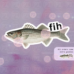 以下が含まれることがあります： 縞模様の魚の詳細なイラストと「fih」の文字が入ったステッカー。吹き出しには「All orders come with extra goodies :)」と書かれています。背景は、繰り返される「PI」ロゴが入ったラベンダーのグラデーションです。