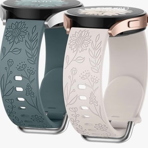 K&ouml;nnte beinhalten: Zwei Silikon-Uhrenarmb&auml;nder mit Blumenmustern. Das Armband links ist t&uuml;rkis mit wei&szlig;en Blumenmustern. Das Armband rechts ist wei&szlig; mit grauen Blumenmustern.