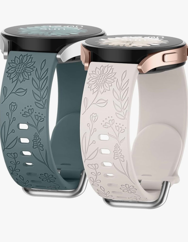K&ouml;nnte beinhalten: Zwei Silikon-Uhrenarmb&auml;nder mit Blumenmustern. Das Armband links ist t&uuml;rkis mit wei&szlig;en Blumenmustern. Das Armband rechts ist wei&szlig; mit grauen Blumenmustern.