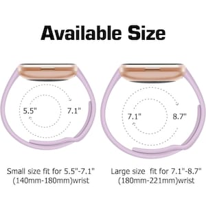 Puede incluir: Dos pulseras de mu&ntilde;eca en color lila claro con detalles dorados. La pulsera de la izquierda est&aacute; etiquetada como "Small size fit for 5.5"-7.1" (140mm-180mm)wrist". La pulsera de la derecha est&aacute; etiquetada como "Large size fit for 7.1"-8.7" (180mm-221mm)wrist".