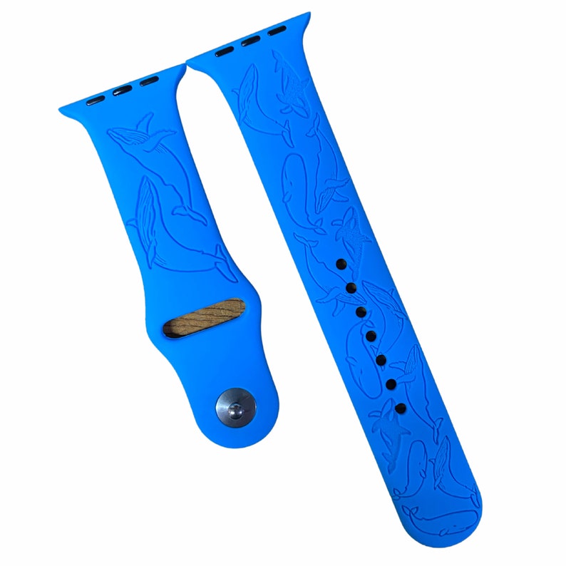 Puede incluir: Una banda de reloj Apple de silicona azul brillante con un dise&ntilde;o de ballena. La banda est&aacute; hecha de silicona suave y c&oacute;moda y presenta un patr&oacute;n de ballena &uacute;nico.