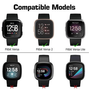 Puede incluir: Un cuadro comparativo que muestra seis modelos diferentes de relojes inteligentes Fitbit: Versa, Versa 2, Versa Lite, Versa 3, Versa 4 y Sense. Cada modelo se muestra con una banda negra y una pantalla diferente.