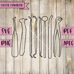 Puede incluir: Un conjunto de ocho dibujos de línea negra de herramientas dentales sobre un fondo de madera. Las herramientas incluyen una púa dental, un taladro dental, un raspador dental, un espejo dental, una sonda dental, un explorador dental, unas pinzas dentales y unas pinzas dentales.