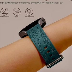 K&ouml;nnte beinhalten: Tealfarbenes Silikon-Armband mit floralem Design. Das Armband ist wasserdicht, weich und atmungsaktiv.