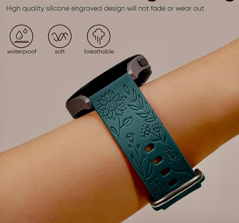 K&ouml;nnte beinhalten: Tealfarbenes Silikon-Armband mit floralem Design. Das Armband ist wasserdicht, weich und atmungsaktiv.