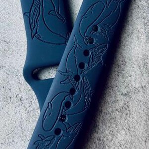 K&ouml;nnte beinhalten: Zwei dunkelblaue Silikon-Armb&auml;nder mit einem gepr&auml;gten Wal-Design. Die Armb&auml;nder sind aus einem weichen, flexiblen Material gefertigt und mit den meisten Smartwatches kompatibel.