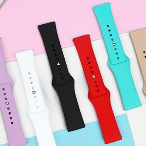 Puede incluir: Surtido de diez correas de reloj de silicona en varios colores, incluyendo negro, blanco, rojo, azul, morado, beige y turquesa. Las correas son todas del mismo tama&ntilde;o y estilo, con un dise&ntilde;o simple y elegante.