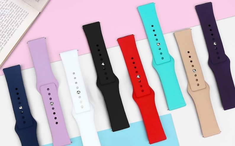 Puede incluir: Surtido de diez correas de reloj de silicona en varios colores, incluyendo negro, blanco, rojo, azul, morado, beige y turquesa. Las correas son todas del mismo tama&ntilde;o y estilo, con un dise&ntilde;o simple y elegante.