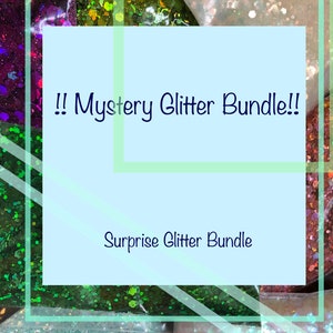 K&ouml;nnte beinhalten: Eine Auswahl an Glitzer in verschiedenen Farben, darunter Gr&uuml;n, Lila und Wei&szlig;. Der Glitzer befindet sich in kleinen Gl&auml;sern und ist mit "!! Mystery Glitter Bundle!!" und "Surprise Glitter Bundle" beschriftet.