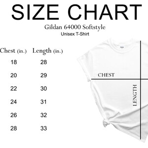 Puede incluir: Tabla de tallas para una camiseta unisex Gildan 64000 Softstyle. La tabla muestra las medidas de pecho y largo en pulgadas para las tallas S, M, L, XL, 2XL y 3XL.