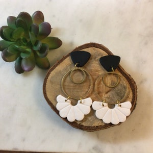 Boucles d&#39;oreilles faites main en pâte polymère | Boucles d&#39;oreilles florales noires et blanches