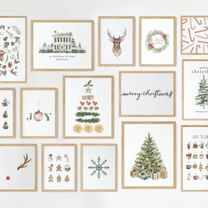 Könnte beinhalten: Eine Sammlung von 12 gerahmten Weihnachtsdrucken mit verschiedenen weihnachtlichen Motiven, darunter ein Weihnachtsbaum, ein Rentier, Weihnachtsbaumschmuck und Zuckerstangen. Die Drucke sind alle im Aquarellstil gehalten und haben eine rustikale, ländliche Ästhetik.