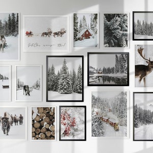 Könnte beinhalten: Eine Sammlung von 12 gerahmten Wintermotiven mit schneebedeckten Landschaften, Wäldern und Tieren. Die Drucke sind in einem Raster auf einer weißen Wand angeordnet.