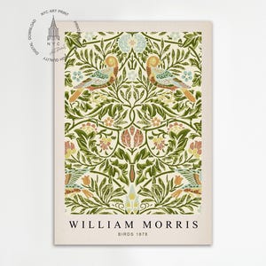 Op de afbeelding: Een vintage-stijl print met een herhalend patroon van gestileerde vogels en bloemmotieven in tinten groen, bruin, oranje en blauw. De print is getiteld "William Morris Birds 1878".