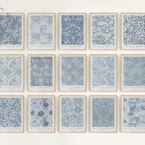 Op de afbeelding: Een verzameling ingelijste kunstdrukken met verschillende blauw-witte bloempatronen. Elke print is rechthoekig met een licht houten frame. De prints zijn gerangschikt in een raster, met een verscheidenheid aan botanische ontwerpen. De tekst "WILLIAM MORRIS" is zichtbaar.