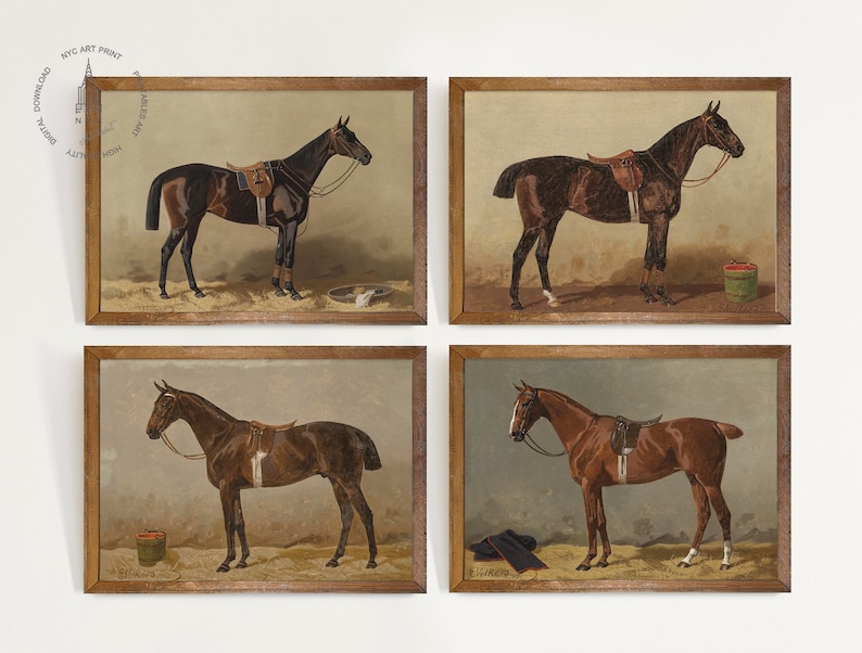Puede incluir: Conjunto de cuatro estampas vintage que representan caballos marrones con sillas de montar y bridas. Cada estampa est&aacute; enmarcada en un marco de madera sencillo y presenta un fondo marr&oacute;n claro.