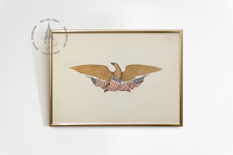 Op de afbeelding: Een ingelijste print met een gedetailleerde illustratie van een gouden adelaar met uitgespreide vleugels, die Amerikaanse vlaggen vasthoudt. Het kunstwerk is geplaatst tegen een cr&egrave;mekleurige achtergrond en ingelijst in een goudkleurige lijst. De print is gelabeld "NYC ART PRINT".